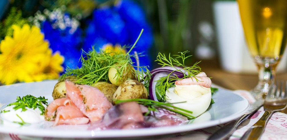 Midsommarmat bestående av sill, lax, potatis och ägg.