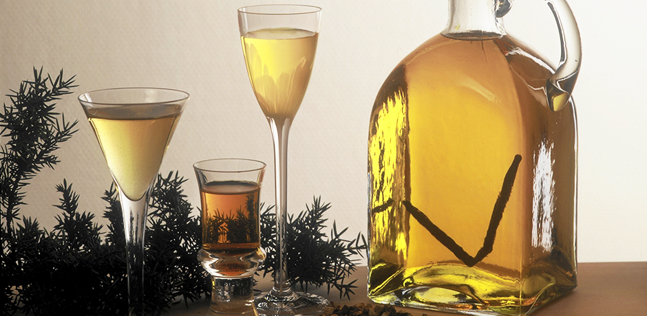 Olika snapsglas och en karaff med snaps.