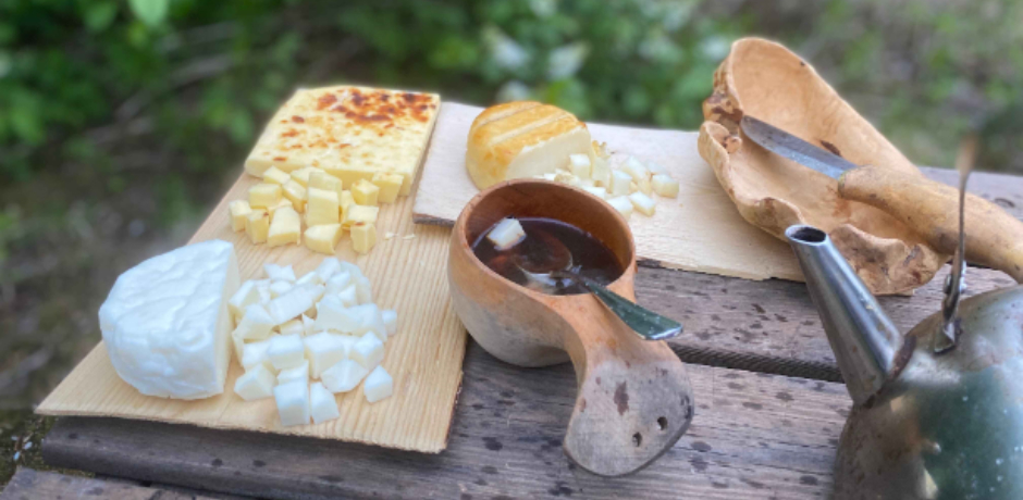 Kaffeost i olika varianter, från vänster Kaffeost gjord av getmjölk och med obehandlad yta, i mitten Kaffeost gjord av komjölk och med ugnsgräddad yta och till höger Kaffeost gjord av getmjölk och med rökt yta. Foto: Gide Get.