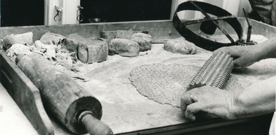 Rågbrödsbak i Rasbo prästgård, Uppland år 1960. 