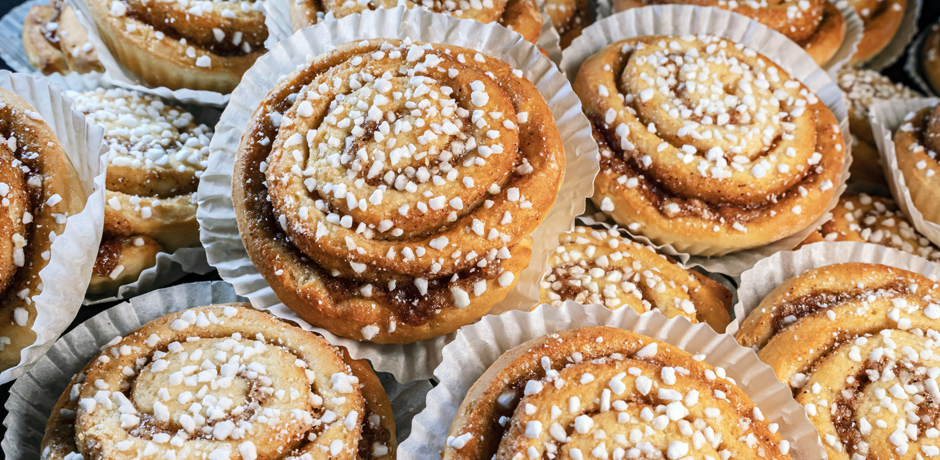 Kanelbullar med pärlsocker.