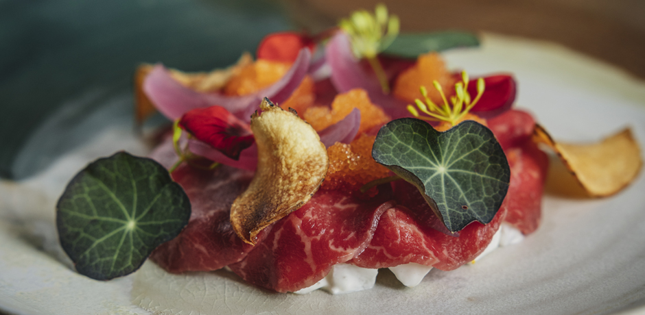 Oxcarpaccio på fat.