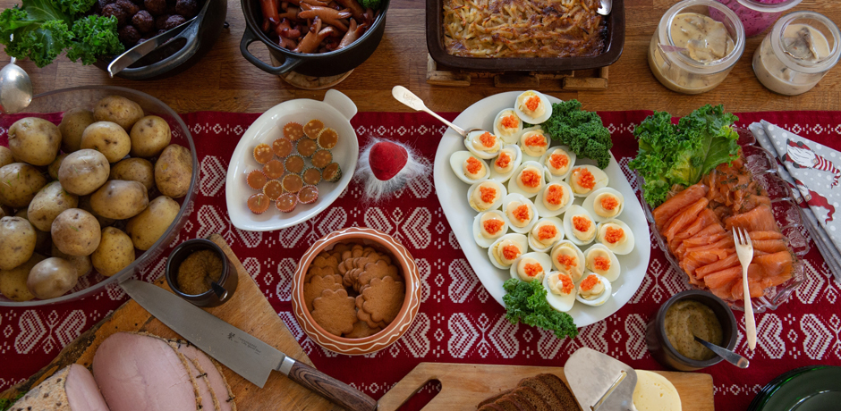 Julbord med köttbullar, prinskorv, Janssons frestelse, ägghalvor med mera
