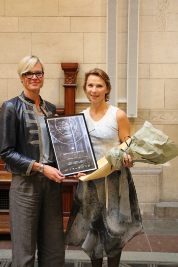 Annika blir tilldelad sin vinst