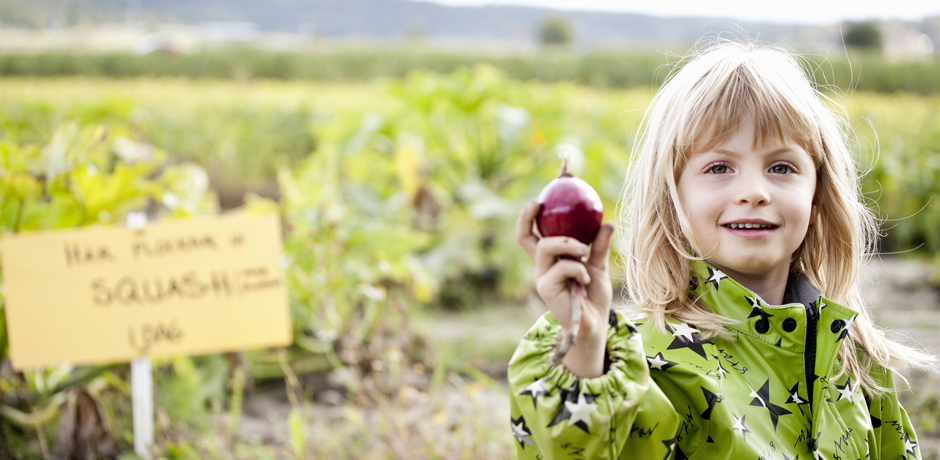 Flicka med lök i handen. Foto: Stephan Berglund