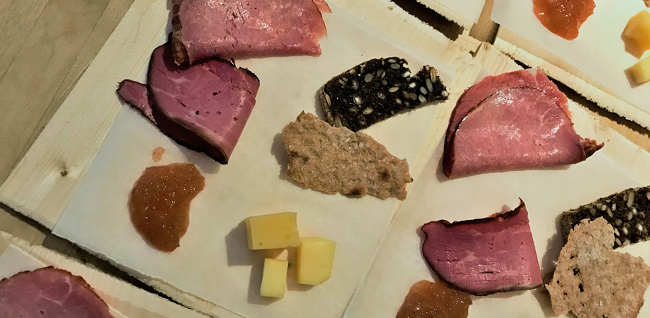 Smakprover av rökt
bisonoxe, pastrami, surdegsbröd, spisbröd med gråärtsmjöl och ost.