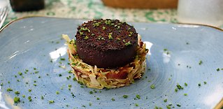 Nygamla köttdetaljer på tallriken