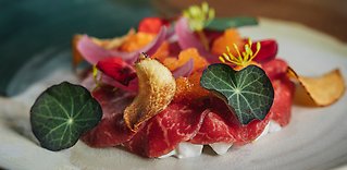 Oxcarpaccio på fat.